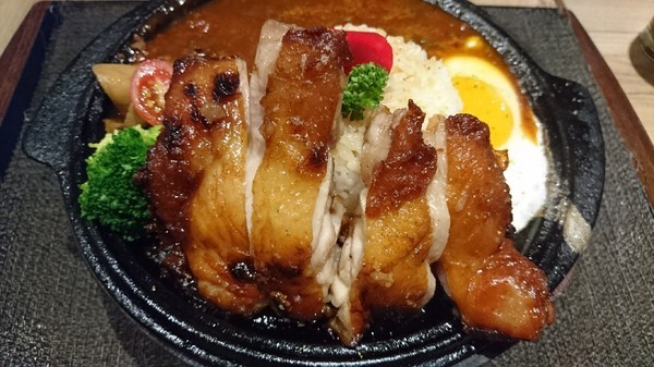 Good Partner 好夥伴咖啡(巨蛋店)：高雄巨蛋店~Good Partner 好夥伴~超浮誇7pupu火山冰與萌噠噠柴柴立體棉花糖~網美必拍雲朵造景~從頭到尾驚喜不斷~