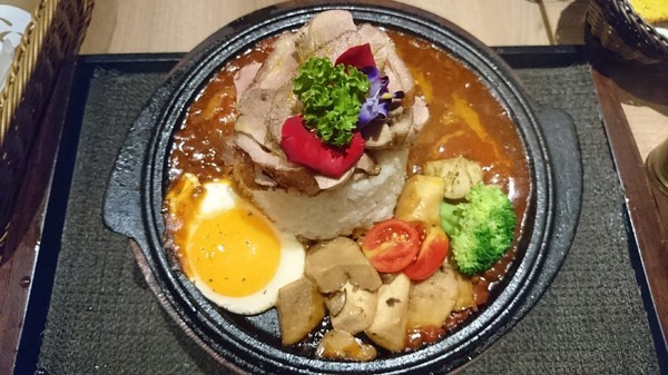 Good Partner 好夥伴咖啡(巨蛋店)：高雄巨蛋店~Good Partner 好夥伴~超浮誇7pupu火山冰與萌噠噠柴柴立體棉花糖~網美必拍雲朵造景~從頭到尾驚喜不斷~