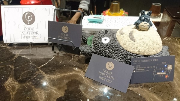 Good Partner 好夥伴咖啡(巨蛋店)：高雄巨蛋店~Good Partner 好夥伴~超浮誇7pupu火山冰與萌噠噠柴柴立體棉花糖~網美必拍雲朵造景~從頭到尾驚喜不斷~