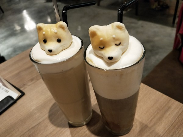 Good Partner 好夥伴咖啡(巨蛋店)：高雄巨蛋店~Good Partner 好夥伴~超浮誇7pupu火山冰與萌噠噠柴柴立體棉花糖~網美必拍雲朵造景~從頭到尾驚喜不斷~