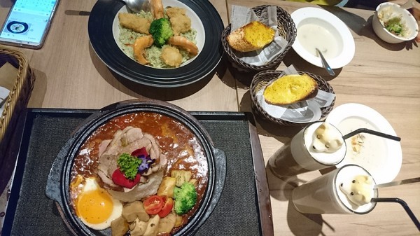 Good Partner 好夥伴咖啡(巨蛋店)：高雄巨蛋店~Good Partner 好夥伴~超浮誇7pupu火山冰與萌噠噠柴柴立體棉花糖~網美必拍雲朵造景~從頭到尾驚喜不斷~