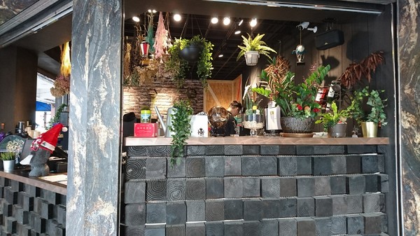 茶工業現萃茶飲(五福駁二店)：高雄~茶工業現萃茶飲~乾燥花飲品店~超有梗客製化自拍拉花奶茶~做出專屬自己的搖搖~