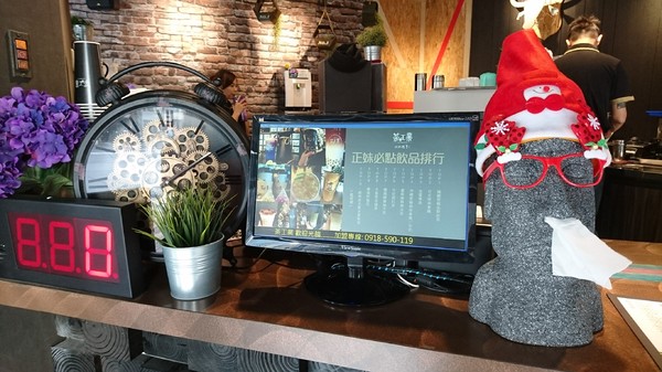 茶工業現萃茶飲(五福駁二店)：高雄~茶工業現萃茶飲~乾燥花飲品店~超有梗客製化自拍拉花奶茶~做出專屬自己的搖搖~