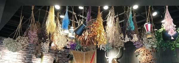 茶工業現萃茶飲(五福駁二店)：高雄~茶工業現萃茶飲~乾燥花飲品店~超有梗客製化自拍拉花奶茶~做出專屬自己的搖搖~