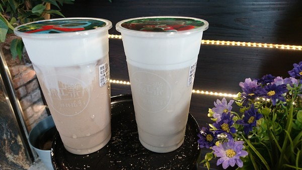 茶工業現萃茶飲(五福駁二店)：高雄~茶工業現萃茶飲~乾燥花飲品店~超有梗客製化自拍拉花奶茶~做出專屬自己的搖搖~