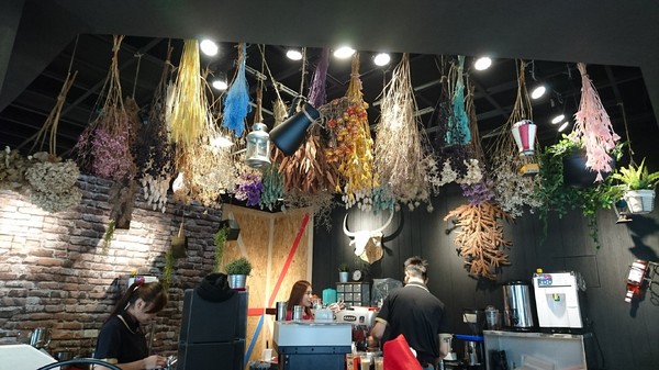 茶工業現萃茶飲(五福駁二店)：高雄~茶工業現萃茶飲~乾燥花飲品店~超有梗客製化自拍拉花奶茶~做出專屬自己的搖搖~