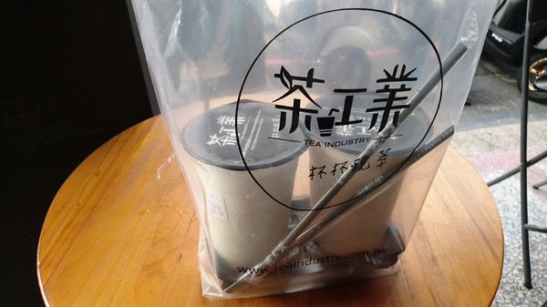 茶工業現萃茶飲(五福駁二店)：高雄~茶工業現萃茶飲~乾燥花飲品店~超有梗客製化自拍拉花奶茶~做出專屬自己的搖搖~