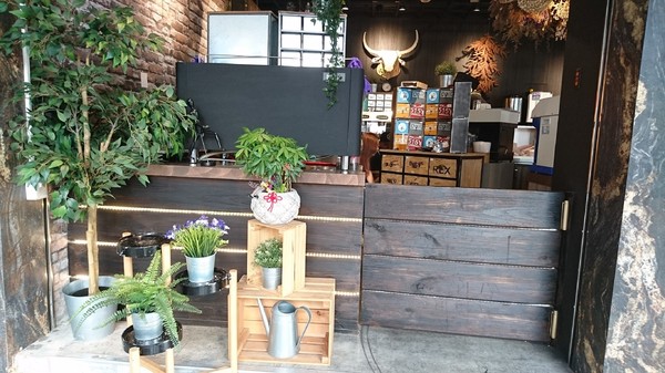 茶工業現萃茶飲(五福駁二店)：高雄~茶工業現萃茶飲~乾燥花飲品店~超有梗客製化自拍拉花奶茶~做出專屬自己的搖搖~