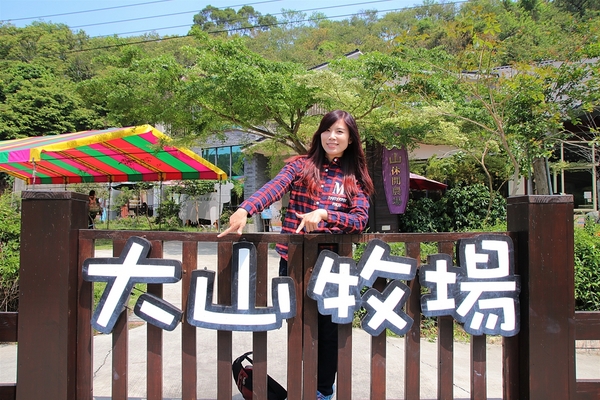 大山休閒牧場：【彰化花壇景點】大山休閒牧場~享用美味鮮乳製品，坐大山小火車，季節限定油桐花，親子遊好去處