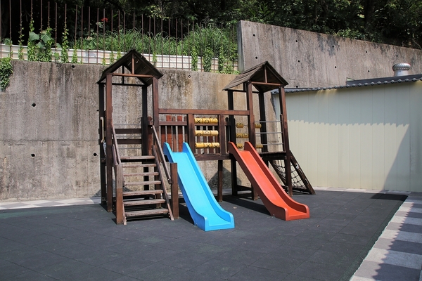 大山休閒牧場：【彰化花壇景點】大山休閒牧場~享用美味鮮乳製品，坐大山小火車，季節限定油桐花，親子遊好去處