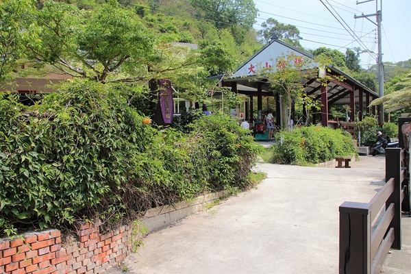 大山休閒牧場：【彰化花壇景點】大山休閒牧場~享用美味鮮乳製品，坐大山小火車，季節限定油桐花，親子遊好去處