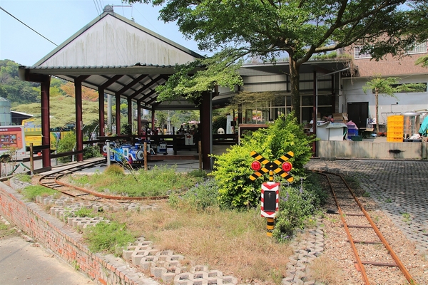 大山休閒牧場：【彰化花壇景點】大山休閒牧場~享用美味鮮乳製品，坐大山小火車，季節限定油桐花，親子遊好去處