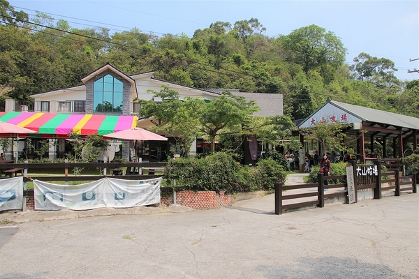 大山休閒牧場：【彰化花壇景點】大山休閒牧場~享用美味鮮乳製品，坐大山小火車，季節限定油桐花，親子遊好去處