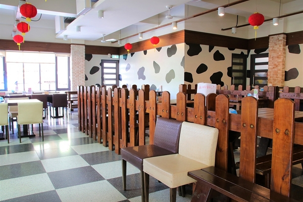 大山休閒牧場：【彰化花壇景點】大山休閒牧場~享用美味鮮乳製品，坐大山小火車，季節限定油桐花，親子遊好去處