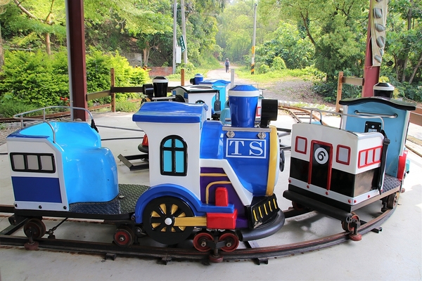 大山休閒牧場：【彰化花壇景點】大山休閒牧場~享用美味鮮乳製品，坐大山小火車，季節限定油桐花，親子遊好去處