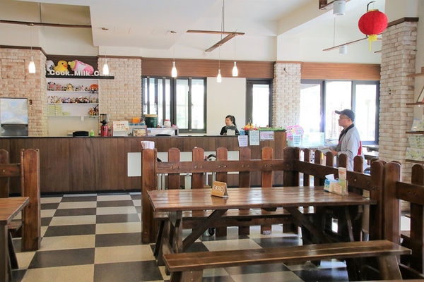 大山休閒牧場：【彰化花壇景點】大山休閒牧場~享用美味鮮乳製品，坐大山小火車，季節限定油桐花，親子遊好去處