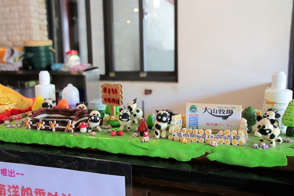 大山休閒牧場：【彰化花壇景點】大山休閒牧場~享用美味鮮乳製品，坐大山小火車，季節限定油桐花，親子遊好去處