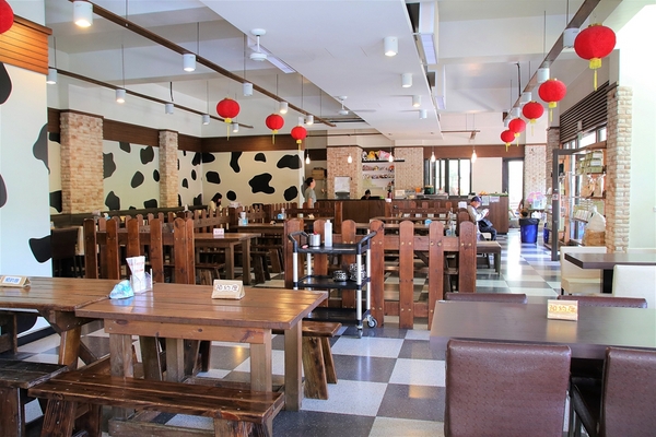 大山休閒牧場：【彰化花壇景點】大山休閒牧場~享用美味鮮乳製品，坐大山小火車，季節限定油桐花，親子遊好去處