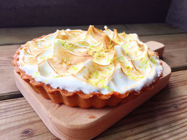 亞尼克重磅新品初體驗。日法混搭奢華黑勢力-黑魔粒生乳捲！另推內行人才懂的隱藏版甜點。25度N檸檬派～