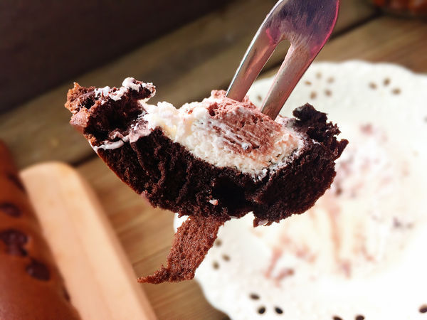 亞尼克重磅新品初體驗。日法混搭奢華黑勢力-黑魔粒生乳捲！另推內行人才懂的隱藏版甜點。25度N檸檬派～