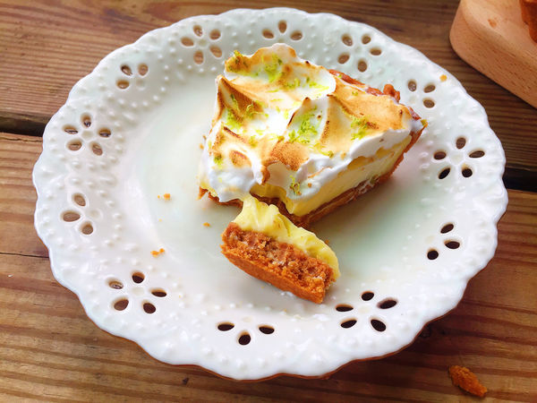 亞尼克重磅新品初體驗。日法混搭奢華黑勢力-黑魔粒生乳捲！另推內行人才懂的隱藏版甜點。25度N檸檬派～