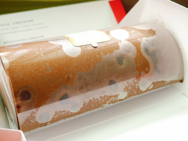 亞尼克重磅新品初體驗。日法混搭奢華黑勢力-黑魔粒生乳捲！另推內行人才懂的隱藏版甜點。25度N檸檬派～