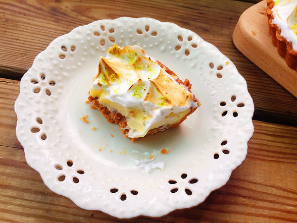 亞尼克重磅新品初體驗。日法混搭奢華黑勢力-黑魔粒生乳捲！另推內行人才懂的隱藏版甜點。25度N檸檬派～