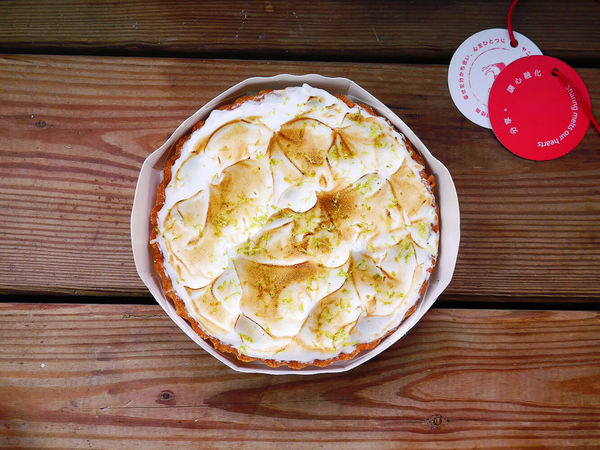 亞尼克重磅新品初體驗。日法混搭奢華黑勢力-黑魔粒生乳捲！另推內行人才懂的隱藏版甜點。25度N檸檬派～