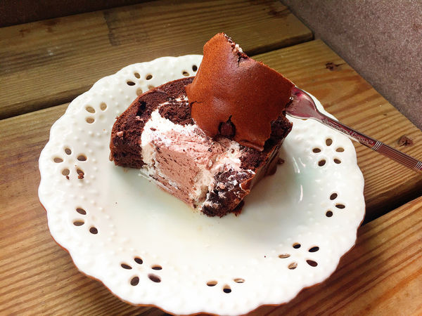 亞尼克重磅新品初體驗。日法混搭奢華黑勢力-黑魔粒生乳捲！另推內行人才懂的隱藏版甜點。25度N檸檬派～