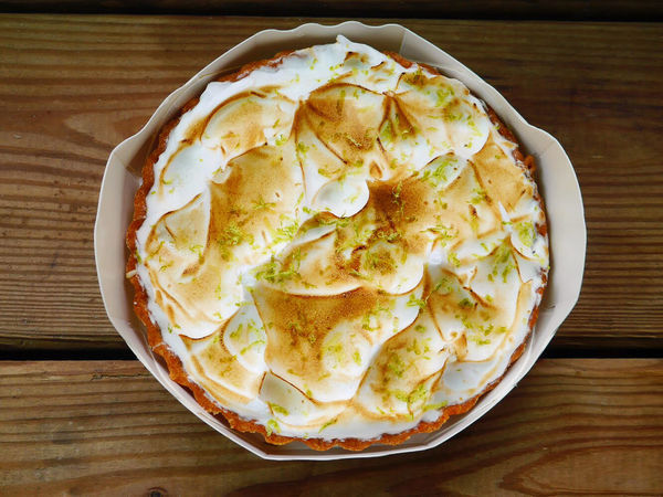 亞尼克重磅新品初體驗。日法混搭奢華黑勢力-黑魔粒生乳捲！另推內行人才懂的隱藏版甜點。25度N檸檬派～