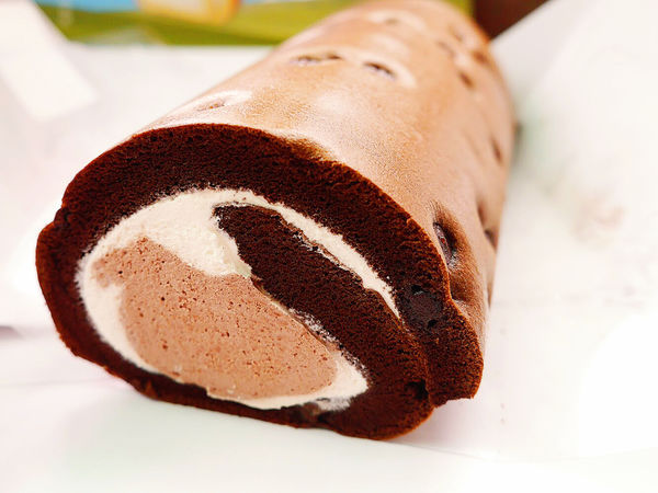 亞尼克重磅新品初體驗。日法混搭奢華黑勢力-黑魔粒生乳捲！另推內行人才懂的隱藏版甜點。25度N檸檬派～