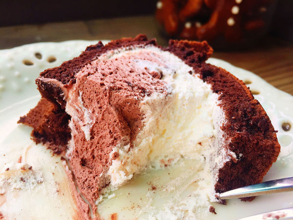 亞尼克重磅新品初體驗。日法混搭奢華黑勢力-黑魔粒生乳捲！另推內行人才懂的隱藏版甜點。25度N檸檬派～