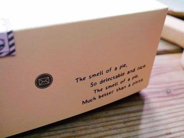 亞尼克重磅新品初體驗。日法混搭奢華黑勢力-黑魔粒生乳捲！另推內行人才懂的隱藏版甜點。25度N檸檬派～