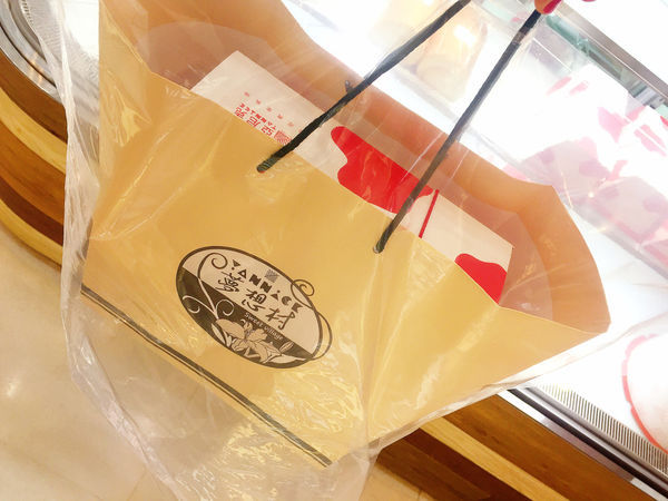 亞尼克重磅新品初體驗。日法混搭奢華黑勢力-黑魔粒生乳捲！另推內行人才懂的隱藏版甜點。25度N檸檬派～