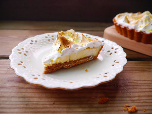 亞尼克重磅新品初體驗。日法混搭奢華黑勢力-黑魔粒生乳捲！另推內行人才懂的隱藏版甜點。25度N檸檬派～