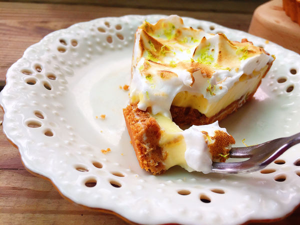 亞尼克重磅新品初體驗。日法混搭奢華黑勢力-黑魔粒生乳捲！另推內行人才懂的隱藏版甜點。25度N檸檬派～