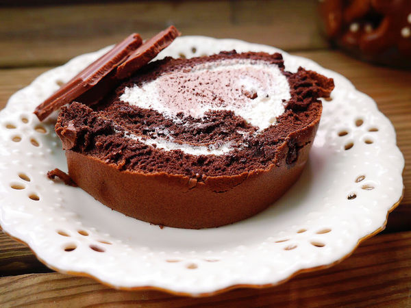 亞尼克重磅新品初體驗。日法混搭奢華黑勢力-黑魔粒生乳捲！另推內行人才懂的隱藏版甜點。25度N檸檬派～