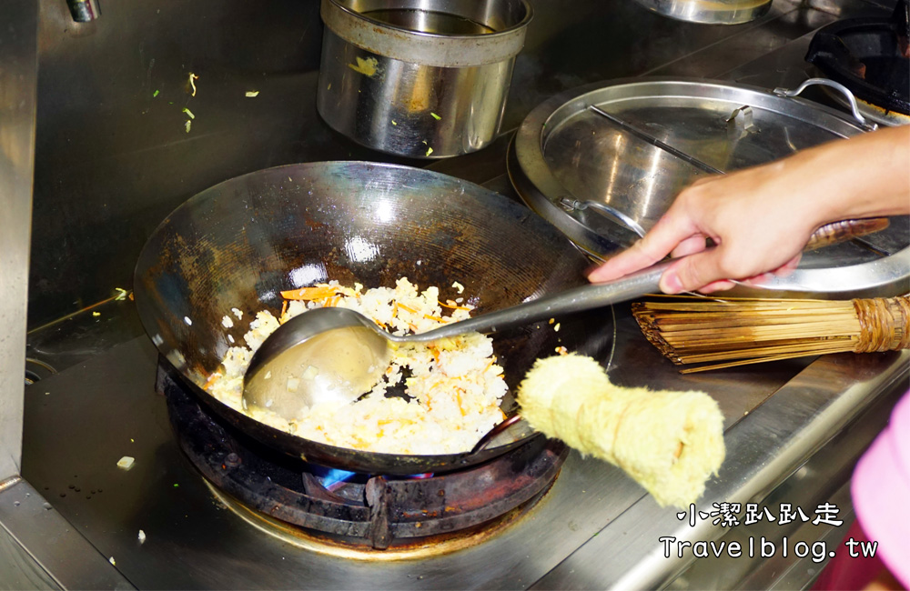 台中美食》好吃炒飯推薦!台中西屯區炒之霸炒飯專賣店-平價俗夠大碗!多樣選擇美味炒飯 炒麵也好吃!近逢甲夜市 - 小潔趴趴走旅遊札記
