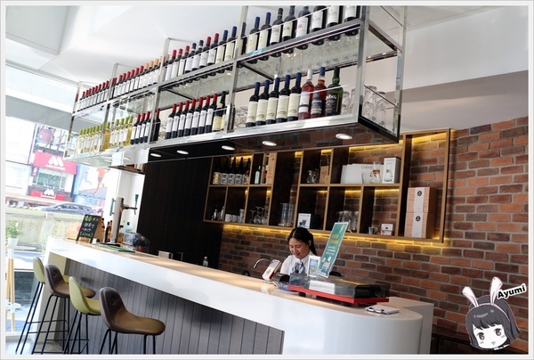 SingleInn單人房-高雄站前館：[住宿]►高雄新興區◄SingleInnstation單人房站前館、讓你出差或是一個人自由旅行時可以放鬆休息的像家一樣的地方，高雄車站步行約3分鐘、文末有專屬粉絲訂房優惠碼