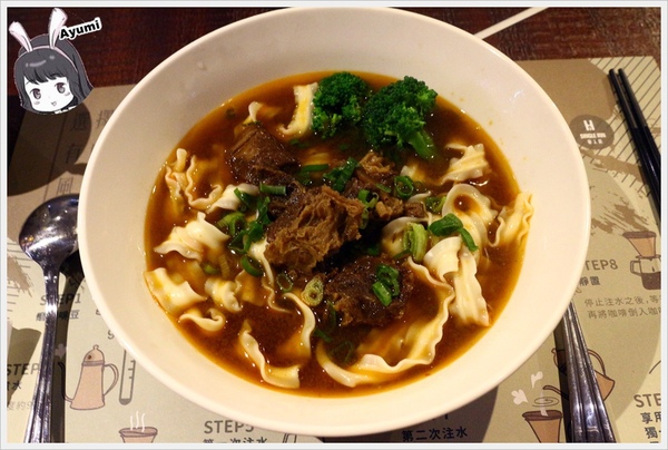 SingleInn單人房-高雄站前館：[住宿]►高雄新興區◄SingleInnstation單人房站前館、讓你出差或是一個人自由旅行時可以放鬆休息的像家一樣的地方，高雄車站步行約3分鐘、文末有專屬粉絲訂房優惠碼