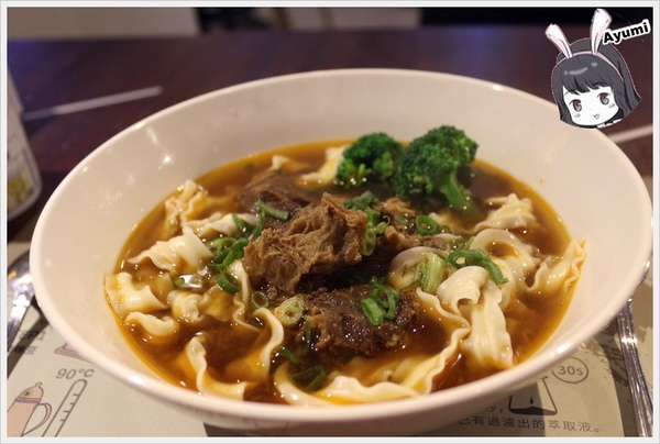 SingleInn單人房-高雄站前館：[住宿]►高雄新興區◄SingleInnstation單人房站前館、讓你出差或是一個人自由旅行時可以放鬆休息的像家一樣的地方，高雄車站步行約3分鐘、文末有專屬粉絲訂房優惠碼