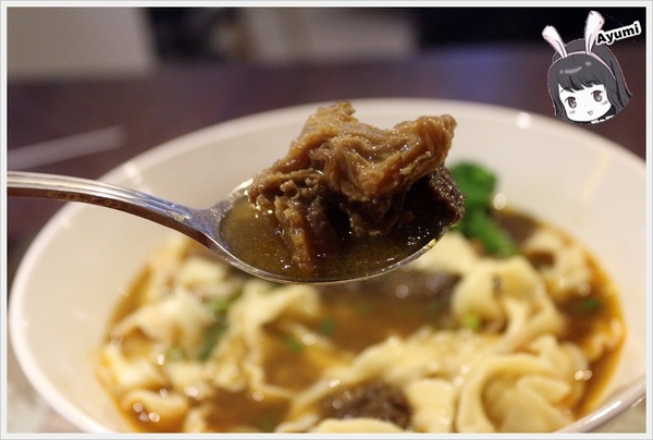 SingleInn單人房-高雄站前館：[住宿]►高雄新興區◄SingleInnstation單人房站前館、讓你出差或是一個人自由旅行時可以放鬆休息的像家一樣的地方，高雄車站步行約3分鐘、文末有專屬粉絲訂房優惠碼