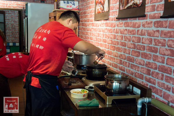 聚福香古早味:【台南美食】從後甲黃昏市場到店面|古早味封肉|滷豬腳|蹄膀飯|藥膳排骨湯~聚福香古早味 聚福香古早味:【台南美食】從後甲黃昏市場到店面|古早味封肉|滷豬腳|蹄膀飯|藥膳排骨湯~聚福香古早味