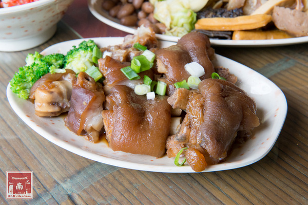 聚福香古早味:【台南美食】從後甲黃昏市場到店面|古早味封肉|滷豬腳|蹄膀飯|藥膳排骨湯~聚福香古早味 聚福香古早味:【台南美食】從後甲黃昏市場到店面|古早味封肉|滷豬腳|蹄膀飯|藥膳排骨湯~聚福香古早味