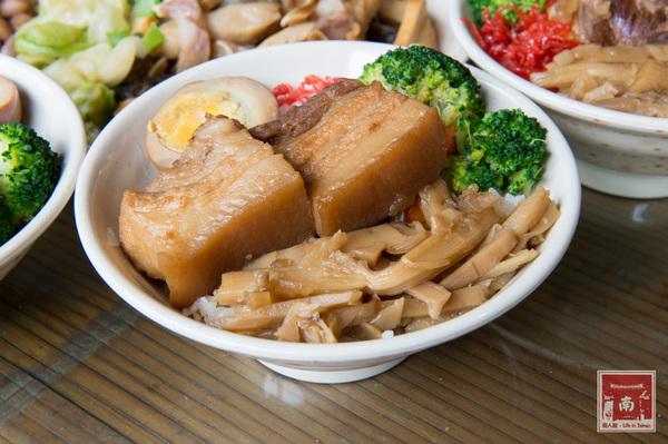 聚福香古早味:【台南美食】從後甲黃昏市場到店面|古早味封肉|滷豬腳|蹄膀飯|藥膳排骨湯~聚福香古早味 聚福香古早味:【台南美食】從後甲黃昏市場到店面|古早味封肉|滷豬腳|蹄膀飯|藥膳排骨湯~聚福香古早味