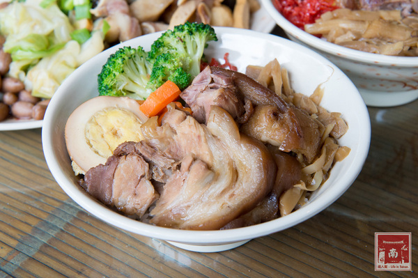 聚福香古早味:【台南美食】從後甲黃昏市場到店面|古早味封肉|滷豬腳|蹄膀飯|藥膳排骨湯~聚福香古早味 聚福香古早味:【台南美食】從後甲黃昏市場到店面|古早味封肉|滷豬腳|蹄膀飯|藥膳排骨湯~聚福香古早味