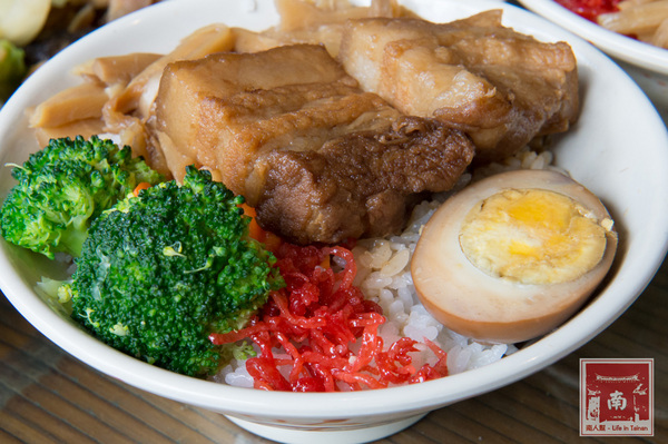 聚福香古早味:【台南美食】從後甲黃昏市場到店面|古早味封肉|滷豬腳|蹄膀飯|藥膳排骨湯~聚福香古早味 聚福香古早味:【台南美食】從後甲黃昏市場到店面|古早味封肉|滷豬腳|蹄膀飯|藥膳排骨湯~聚福香古早味