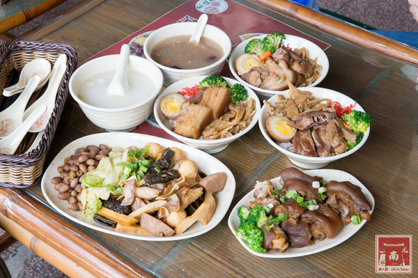 聚福香古早味:【台南美食】從後甲黃昏市場到店面|古早味封肉|滷豬腳|蹄膀飯|藥膳排骨湯~聚福香古早味 聚福香古早味:【台南美食】從後甲黃昏市場到店面|古早味封肉|滷豬腳|蹄膀飯|藥膳排骨湯~聚福香古早味