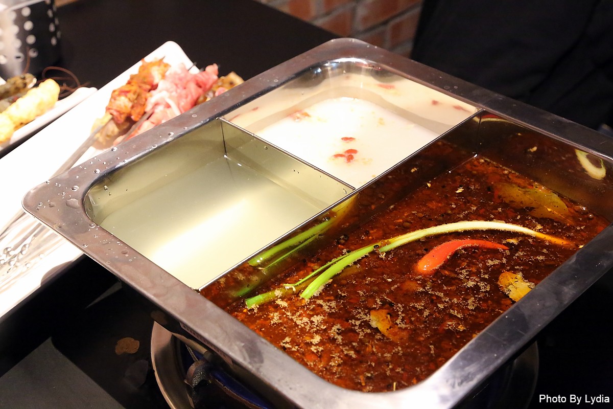 台南火鍋｜川囍紅湯串串鍋~台南麻辣火鍋新創意:麻辣鍋三宮格，要吃串串自己涮!｜巴適紅湯｜串串香 - 台南好Food遊