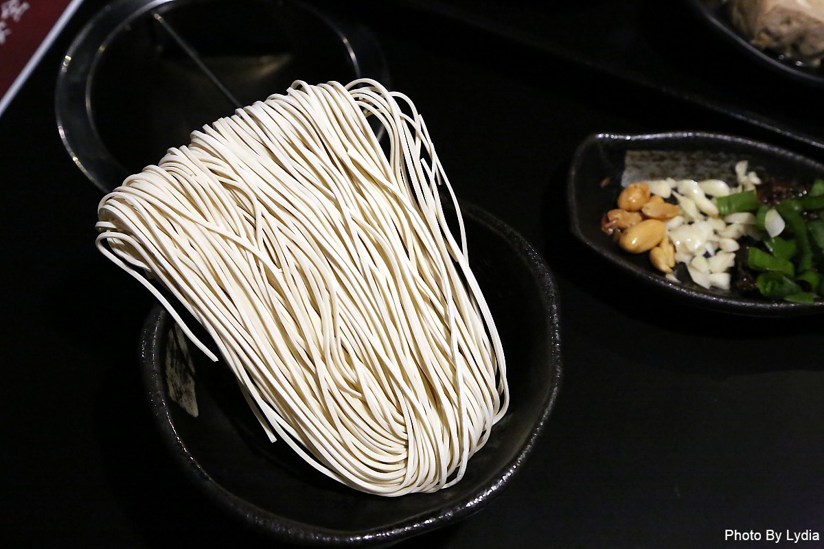 台南火鍋｜川囍紅湯串串鍋~台南麻辣火鍋新創意:麻辣鍋三宮格，要吃串串自己涮!｜巴適紅湯｜串串香 - 台南好Food遊